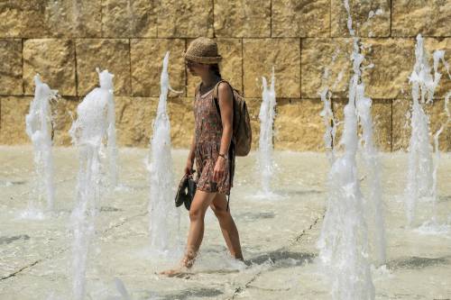 Fontana dell'Ara Pacis presa d'assalto contro il caldo, le immagini