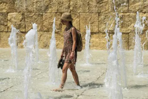 Roma, ancora degrado: immagini di bagni nella fontana dell’Ara Pacis