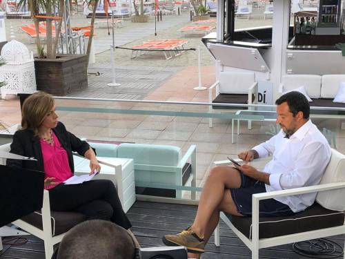 Salvini in versione mare fa l’intervista in costume