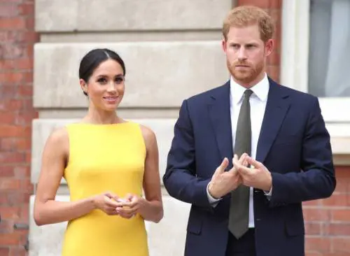 Il principe Harry va alle nozze dell'amico. Ma la suola è bucata