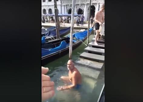 Venezia, turista francese fa il bagno a San Marco: gondoliere lo bacchetta