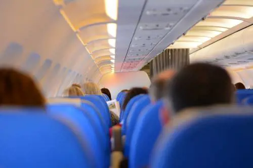 In aereo con la moglie, molesta la vicina di posto che dorme: indiano rischia l’ergastolo