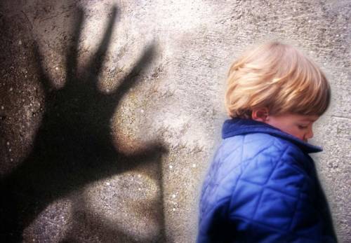 Germania, abusa del figlio e lo vende sul web: 12 anni alla madre