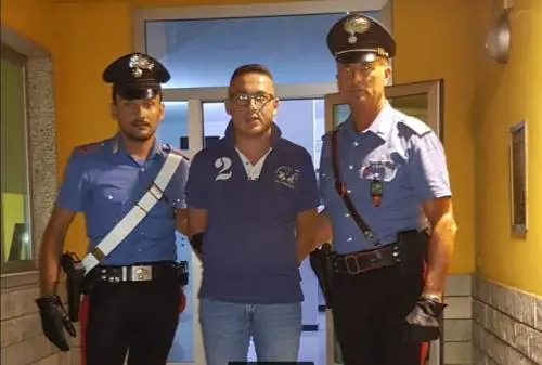 Il boss intercettato dalla prenotazione per le vacanze di Ferragosto