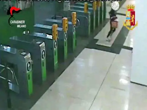 Clandestino vuole violentarla. Lei lo fa fuggire con lo spray