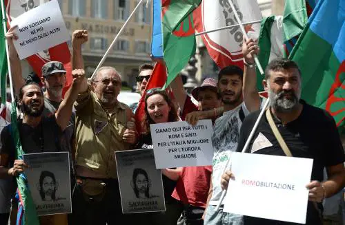 "Tutti in piazza per i rom". Ma si presentano solo i giornalisti (e Vauro)