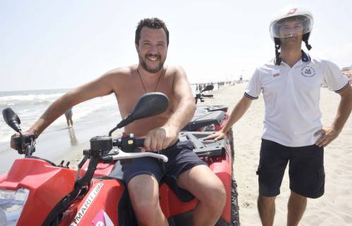 Salvini a Milano Marittima: foto con la Guardia Costiera e i fan, poi il meritato riposo