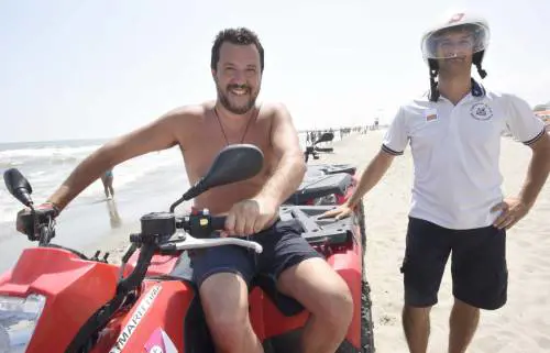 Salvini a Milano Marittima: foto con la Guardia Costiera e i fan, poi il meritato riposo