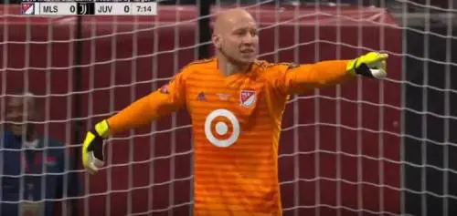 Follia nel calcio Usa: portiere intervistato a partita in corso