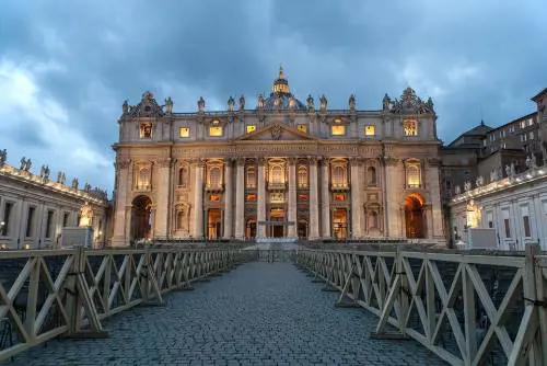 Usa, abusi su minori: università annullano lauree ad ex cardinale