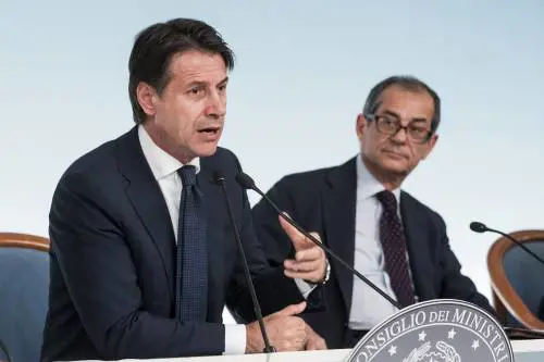 La scure di Fitch sull'Italia. Tria: "Convinceremo i mercati"