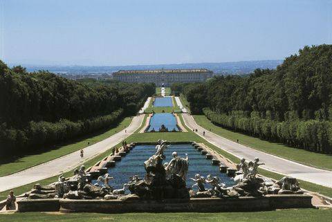 Caserta, turista si spoglia e fa bagno nella peschiera della Reggia