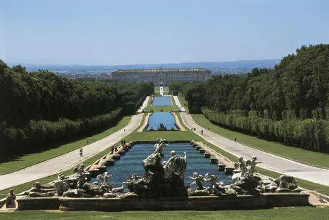 Caserta, turista si spoglia e fa bagno nella peschiera della Reggia