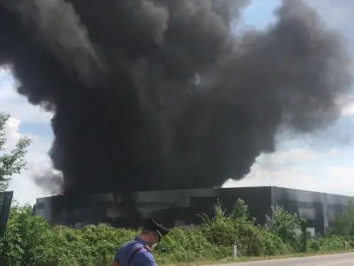 "Chiudete le finestre". Paura in tutta la Versilia per una nube tossica