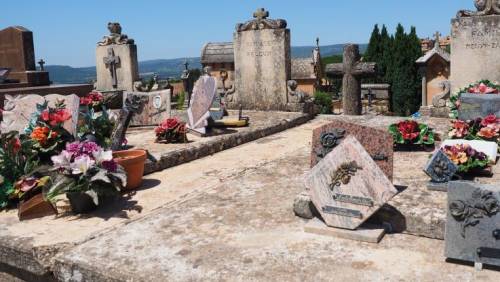 Pesaro, cimitero usato come sala udienze per l’evento “Vampirismi”