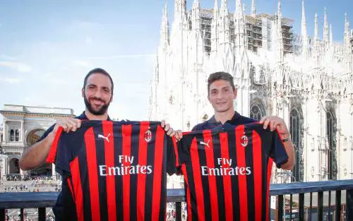 Higuain, il primo abbraccio. "Milan sei il top, da pelle d'oca"