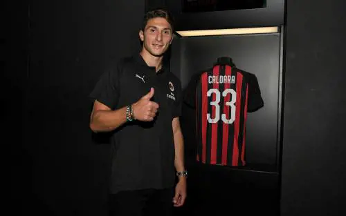 Milan, guaio Caldara: strappo al polpaccio e tre mesi di stop