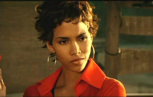 "L'amore è una  parola a 4 zampe". Halle Berry ironizza sul fatto di essere single 