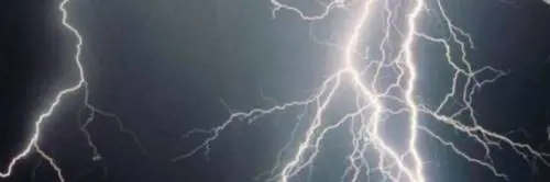 Un ragazzo viene colpito dal fulmine. Ma riesce a salvarsi