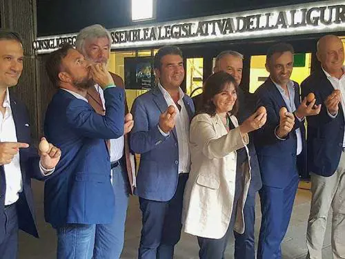 Leghisti sfottono Pd baciando uova. E la sinistra si offende