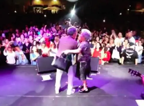 Colpo di scena al concerto: Pupo duetta con la mamma