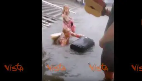 Svezia, si allaga la metro: i cittadini la trasformano in una piscina
