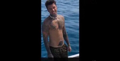 "Fedez ha il bananone" La battuta hot della Ferragni che imbarazza il rapper