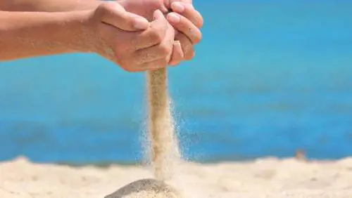 Le ceneri di Hiroshima ricadute sulla spiaggia 