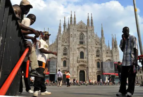 Espulso da piazza Duomo Daspo al vu' cumprà "stalker"