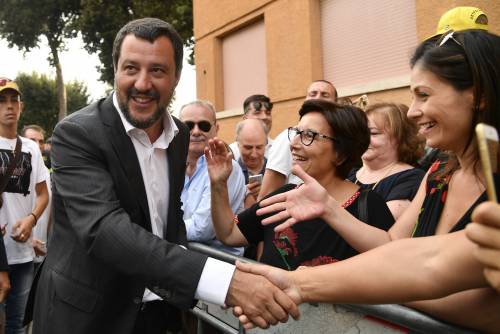 Foggia, Salvini chiude i ghetti: "Immigrazione aiuta la mafia"