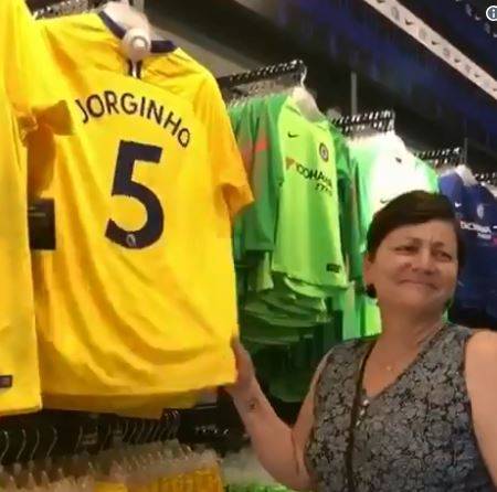 Chelsea, la mamma di Jorginho vede la maglia del figlio e scoppia in lacrime