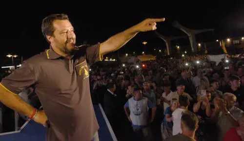 Migranti, Salvini taglia ancora: "I 35 euro? Adesso li dimezzo"