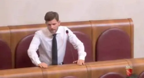 Cellulare consigliere squilla durante intervento: "Passo, non so spegnerlo"