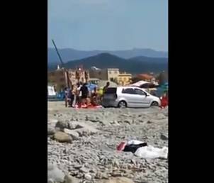 Liguria, turisti stranieri parcheggiano l’auto in mezzo alla spiaggia