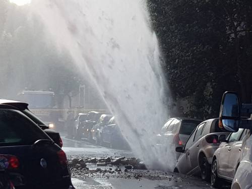 C'è un "geyser" a Roma: esplode tubatura d'acqua