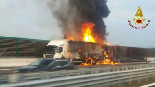 Qui il divino non c'entra nulla c'è solo l'eroismo degli uomini