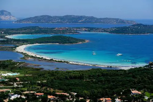 Per uscire dal bagno fa un volo di quattro metri: è grave un 20enne 