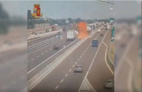 Bologna, ecco il video dell'incidente: l'impatto, il fuoco, l'esplosione