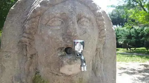 Pozzuoli, la fontana romana ​deturpata dal rubinetto moderno