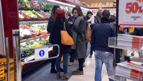 Modena, pesa la droga sulla bilancia della frutta di un supermercato