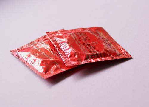 Sconti sui preservativi per incentivarne l'acquisto. La proposta dei 5 Stelle