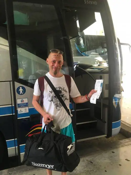 Addio al celibato choc: fanno tatuare il nome dello sposo sulla fronte di un senzatetto