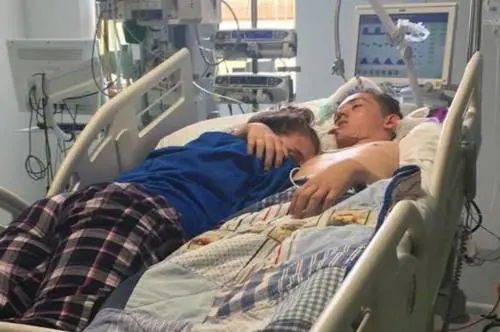 Galles, l'ultimo abbraccio della 15enne al fidanzato 