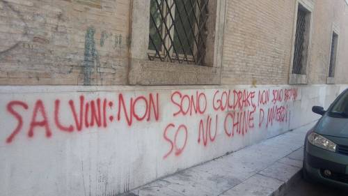 Foggia, insulti choc a Salvini sul muro di fronte alla prefettura
