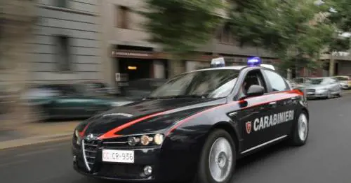 Algerino ruba in un'auto e poi tenta di accoltellare i carabinieri