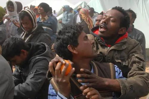 Roma, nuova grana per la Raggi:  dopo i rom del River, in strada anche i rifugiati sudanesi