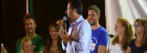 Passa l'ambulanza, Salvini blocca il comizio: "C'è un rosicone di sinistra" 