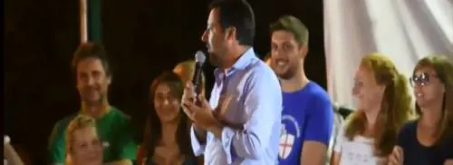 Passa l'ambulanza, Salvini blocca il comizio: "C'è un rosicone di sinistra" 