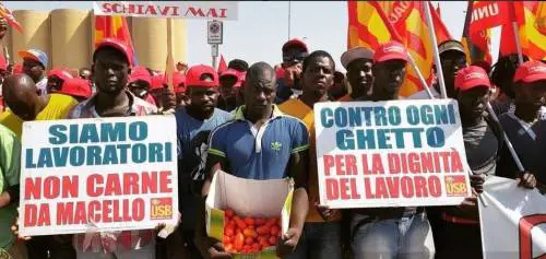 I berretti rossi incrociano le braccia: "Schiavi mai"