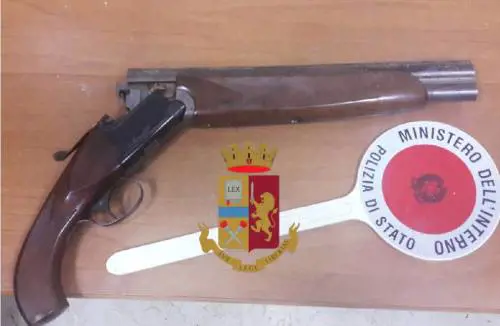 Napoli, i poliziotti scoprono un fucile in terrazzo
